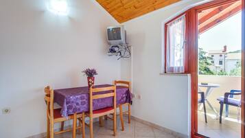 Apartment (A2) | Dining