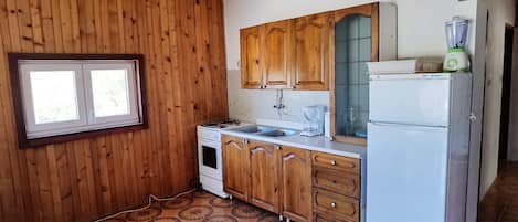 Departamento (A1) | Cocina privada | Refrigerador, microondas, horno y parrilla de estufa