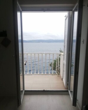 A balcony with a view of the sea and distant mountains. - Apartments Mirela (Omis)