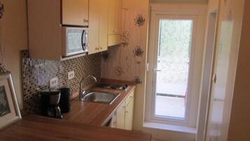 Huoneisto (A1) | Yksityinen keittiö | JÀÀkaappi, mikroaaltouuni, uuni, liesi