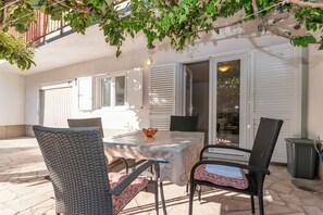 Apartment (A1) | Terrace/patio - Apartment Tom (Omis)