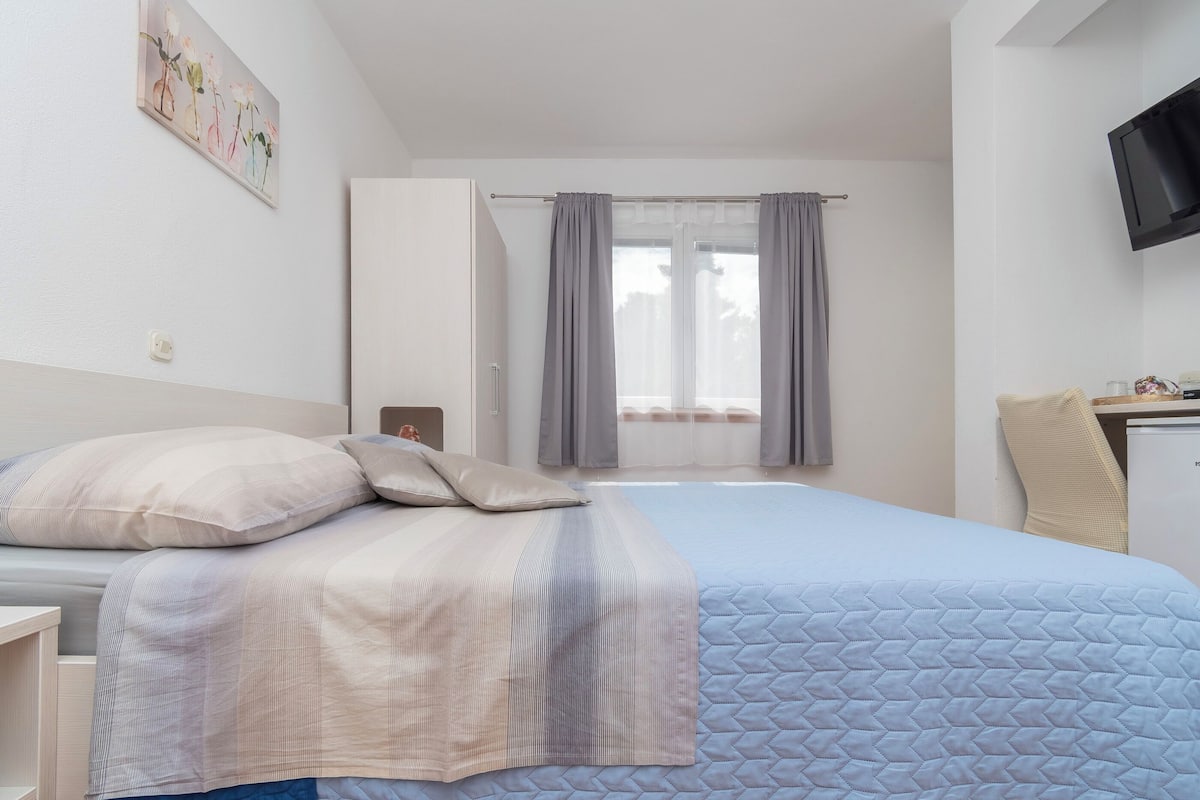 Room (S3) | Free WiFi