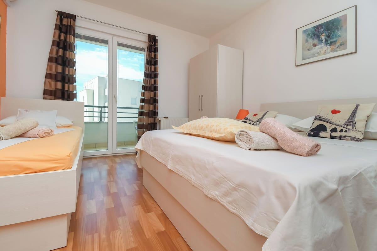 Room (S1) | Free WiFi