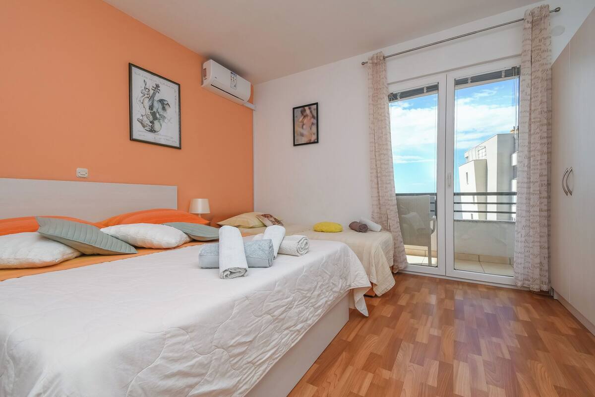 Room (S2) | Free WiFi