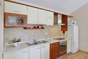 Apartment (A1) | Private kitchen | Fridge, microwave, oven, stovetop - Apartments Suzana (Kukljica)