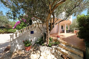 Courtyard - Apartments Suzana (Kukljica)