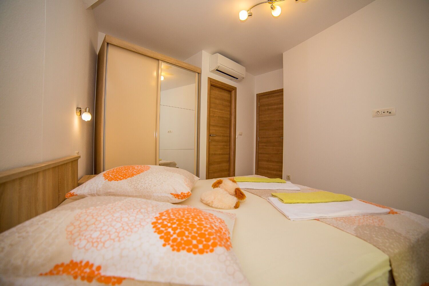 Ein Schlafzimmer mit Bett, Kleiderschrank und Klimaanlage.