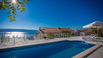 Hồ bơi ngoài trời