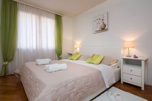 Apartment (A1) | In-room safe, iron/ironing board, free cribs/infant beds, free WiFi - Apartment Dragica 1 (Split)