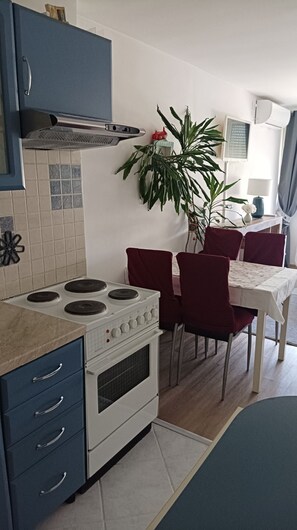 Fridge, microwave, oven, stovetop - Apartment Dragica 1 (Split)