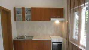 Căn hộ (A1) | Bếp riêng | Tủ lạnh, lò nướng, bếp nấu, ấm điện 