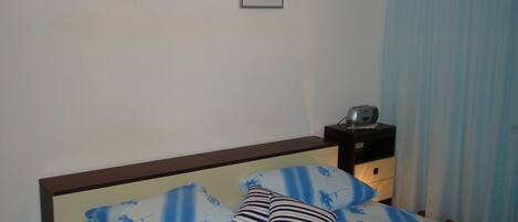 House | Iron/ironing board, free cribs/infant beds, free WiFi