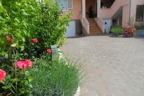 Courtyard - Apartment Marinka (Zadar)