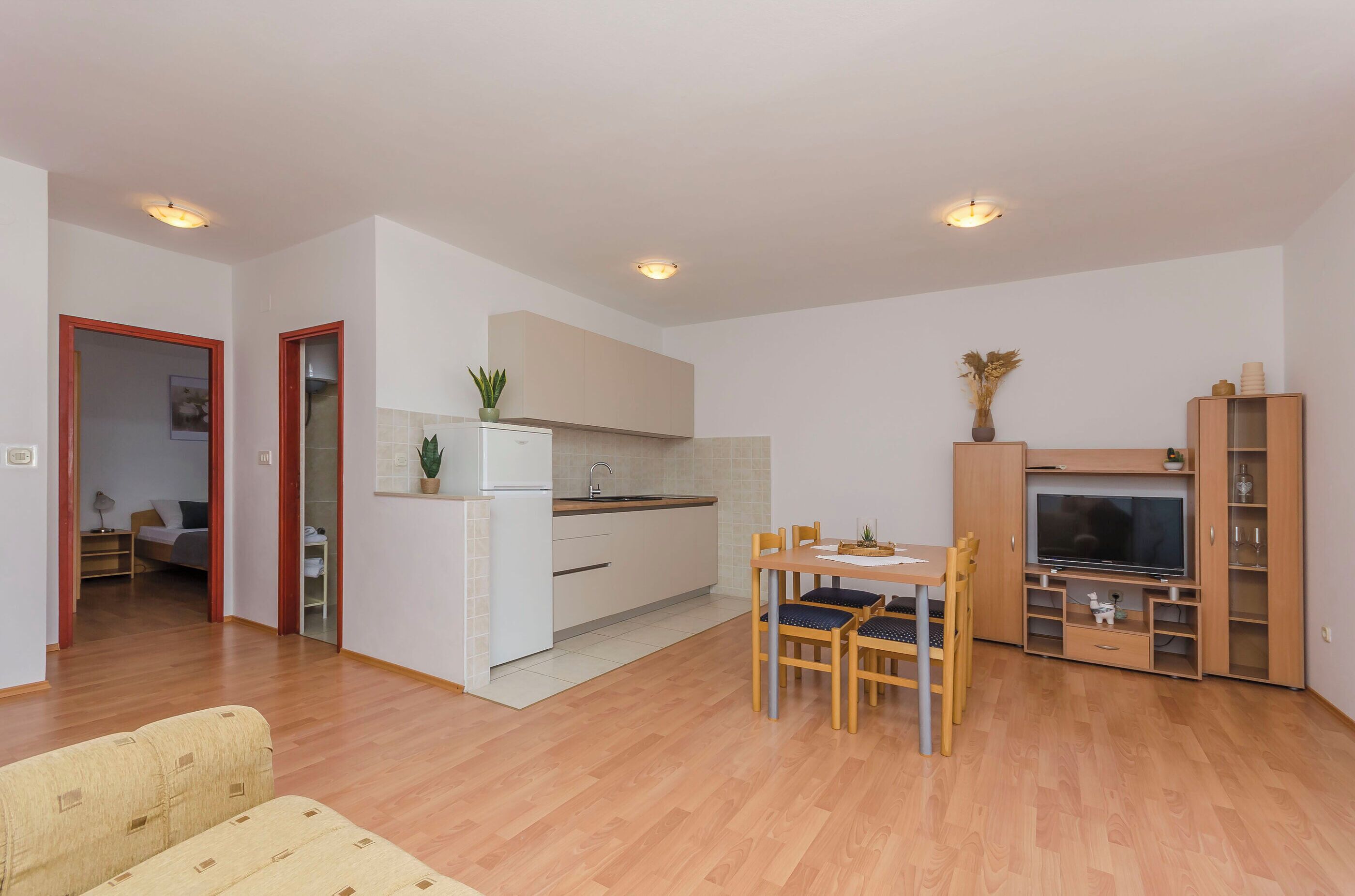 Un appartement moderne comprenant une cuisine, un coin repas et un salon.