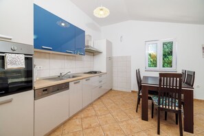 Apartment (A2) | Private kitchen | Fridge, oven, stovetop, dishwasher - Apartment Toma (Karlobag)