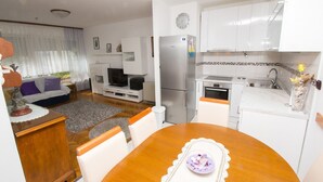A compact living space with a kitchen, dining area, and a living room. - Apartment Jerko (Omis)