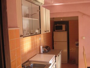 Apartment (A1) | Eigene Küche | Kühlschrank, Ofen, Herdplatte, Kochgeschirr/Geschirr/Besteck