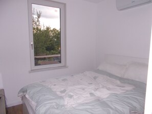 Unclassified image, 3 of 6, button