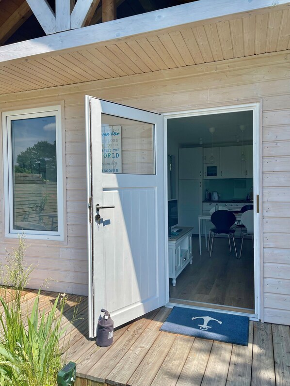 Unclassified image, 1 of 6, button