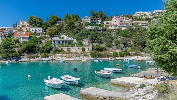 A coastal town with houses on a hillside overlooking a clear blue sea. - Apartment Bosiljka (Marina)