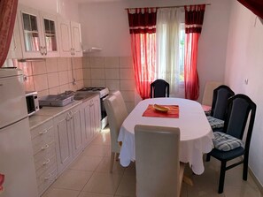 Căn hộ (A1) | Bếp riêng | Tủ lạnh, lò vi sóng, lò nướng, bếp nấu 