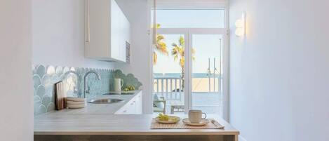 Køleskab, mikrobølgeovn, kogeplade, opvaskemaskine