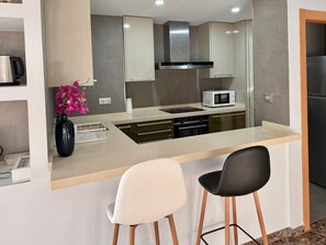 Geladeira, micro-ondas, fogão, cooktop