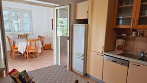 Apartemen (A2) | Dapur pribadi | Mesin espresso, lemari es, oven, dan kompor