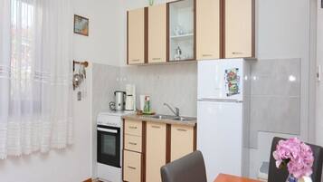 Estudio (A2) | Cocina privada | Refrigerador, parrilla de estufa, lavavajillas y tetera eléctrica