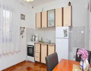 Estudio (A2) | Cocina privada | Frigorífico, placa de cocina, lavavajillas y hervidor eléctrico