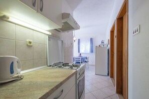 Fridge, oven, stovetop, espresso maker - Apartment Perka (Jelsa)