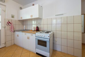 Apartamento (A2) | Cozinha privada | Geladeira, fogão, cooktop, máquina de café expresso