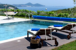 Pool - Villa Soderini with Private Pool Overlooking the Adriatic (Orašac)