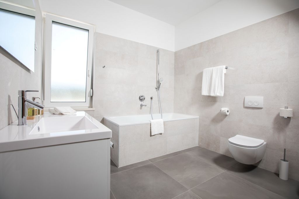Une salle de bain moderne avec une baignoire, des toilettes et un lavabo.