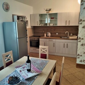Apartment (A2) | Private kitchen | Fridge, oven, stovetop, cookware/dishes/utensils - Apartments Depa (Vodice)