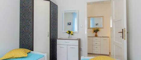 House | Iron/ironing board, free WiFi