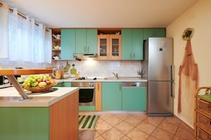 Fridge, microwave, oven, stovetop - House Villa Linda (Seget)