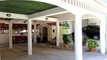 مواقف سيارات مجانية