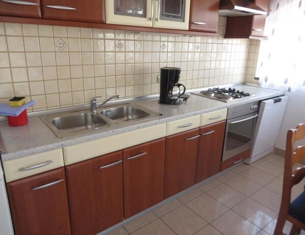 Apartment (A1) | Private kitchen | Fridge, oven, stovetop, espresso maker - Apartments Dani 2 (Biograd na Moru)