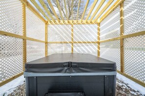Outdoor spa tub - Nookside Grand Estate For 8 (Hamilton)