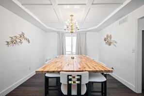 Maison, plusieurs lits, bain à remous, vue jardin (Nookside Grand Estate) | Restauration