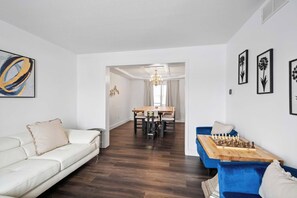 Living area - Nookside Grand Estate For 8 (Hamilton)