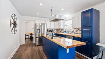 House, Multiple Beds, Hot Tub, Garden View (Nookside Grand Estate) | Private kitchen