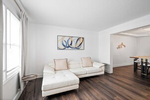 House, Multiple Beds, Hot Tub, Garden View (Nookside Grand Estate) | Living area