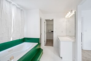 House, Multiple Beds, Hot Tub, Garden View (Nookside Grand Estate) - Nookside Grand Estate For 8 (Hamilton)