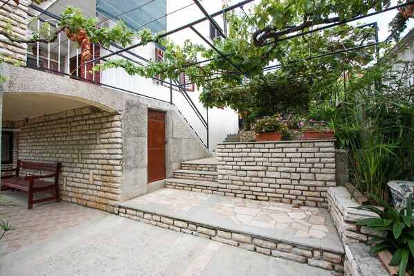 Courtyard - Apartments Zana (Trogir)
