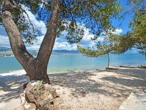 Beach nearby - Apartments Zana (Trogir)