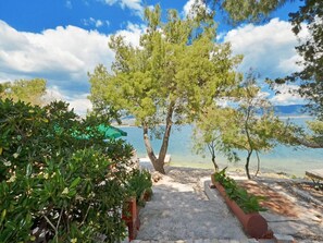 Beach nearby - Apartments Zana (Trogir)
