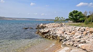 Una spiaggia nelle vicinanze