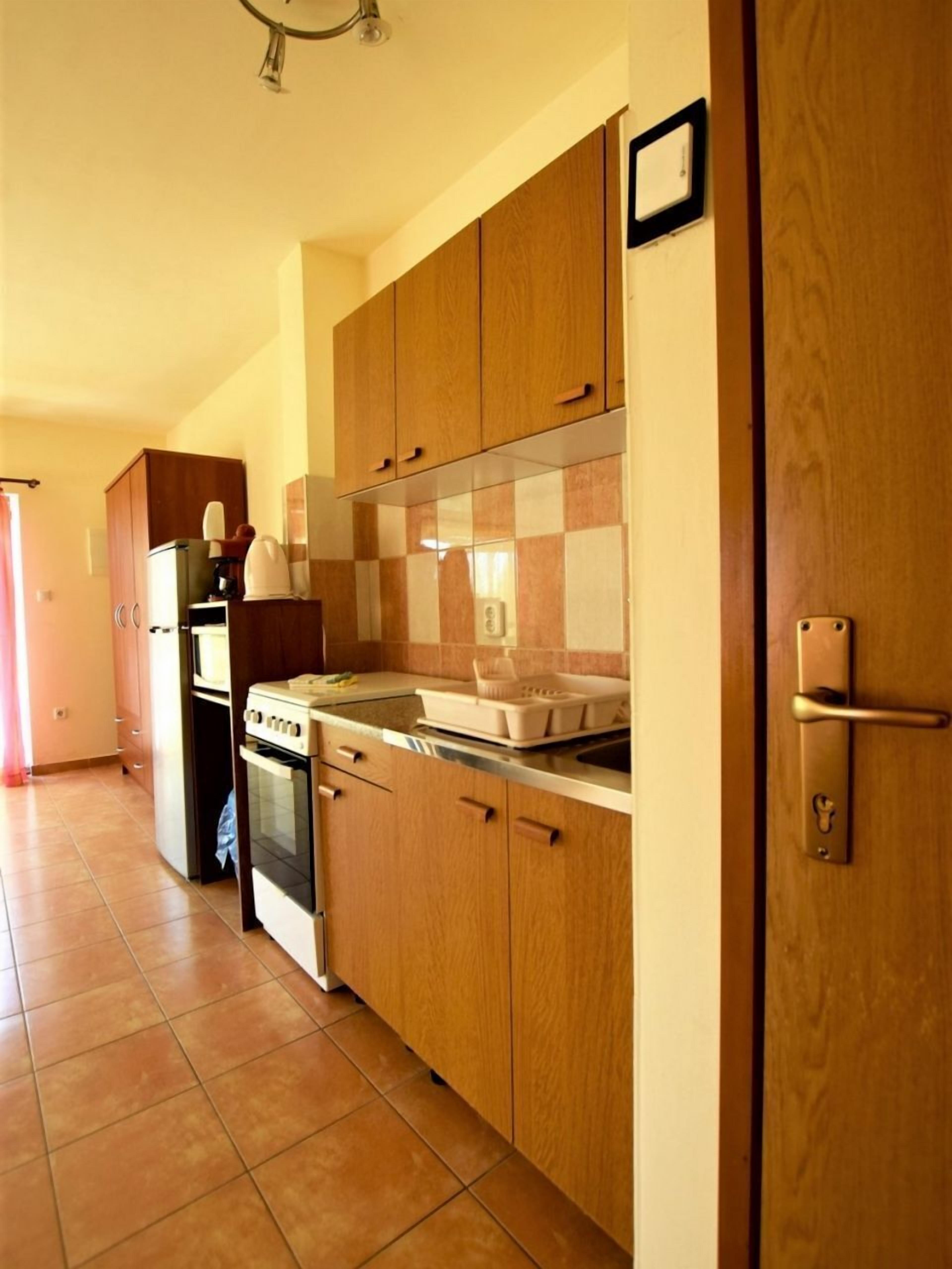 Apartment (A1) | Private kitchen | Fridge, microwave, oven, stovetop